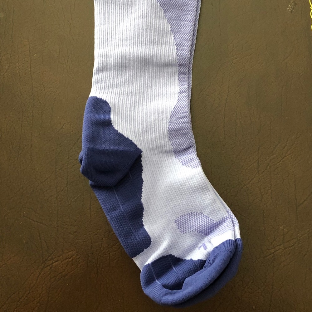 2XU women’s compression socks lavender small